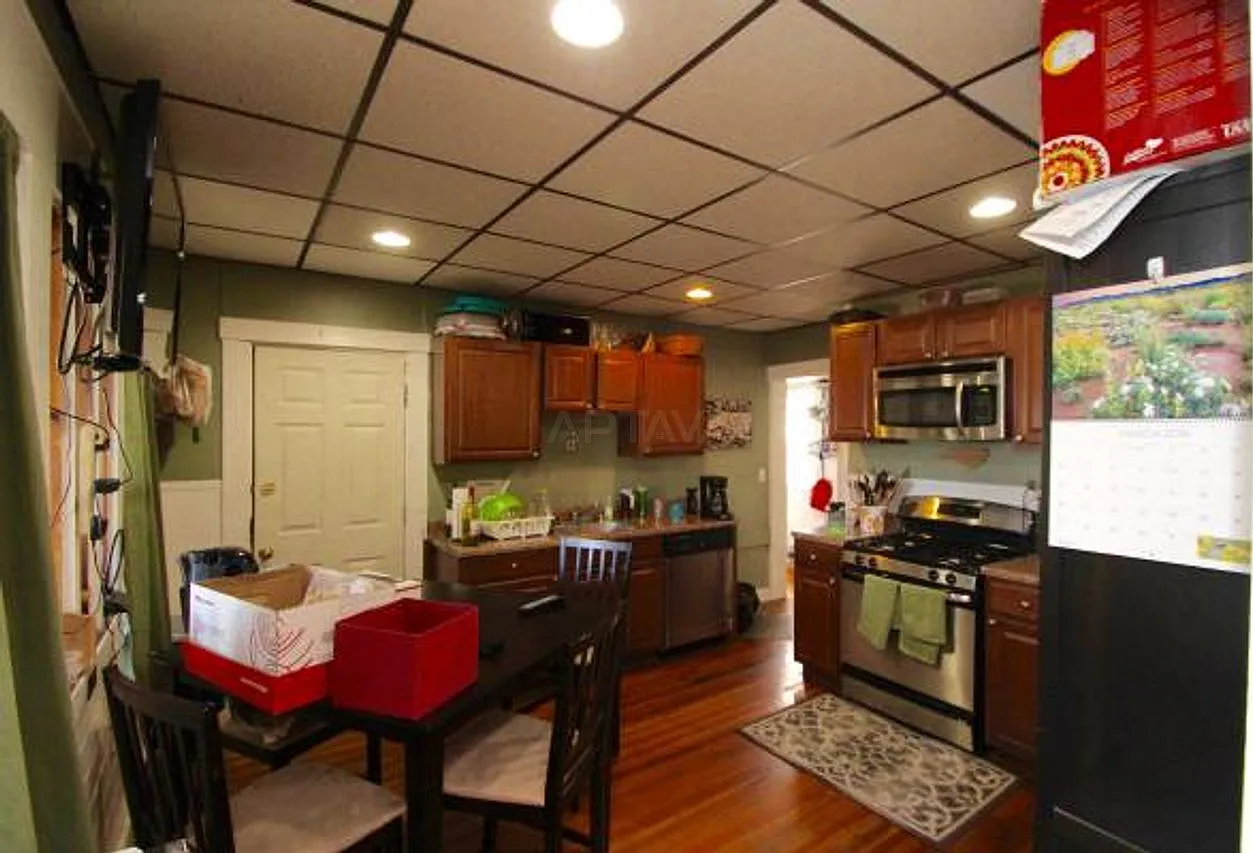 Porter Square / Spring Hill / Avon Hill area, 2 bedroom, 1 bathroom apartment — Photo 3