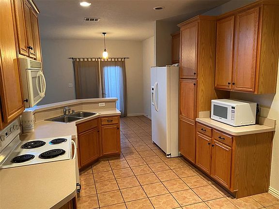 3rd image of 949 Englewood Ln