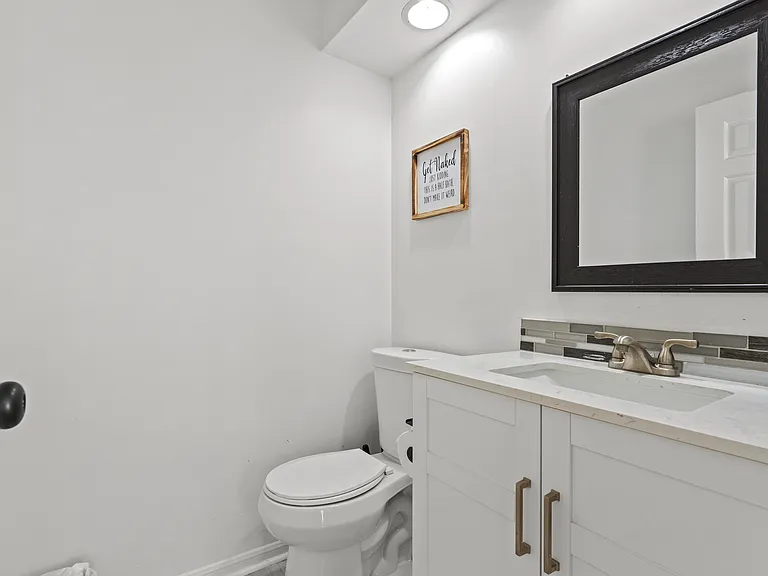 604 Lochnell Dr — Photo 15