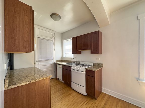 5th image of 4402 N Rockwell St #4