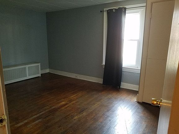 1st Fl Bedroom w/ba/Family