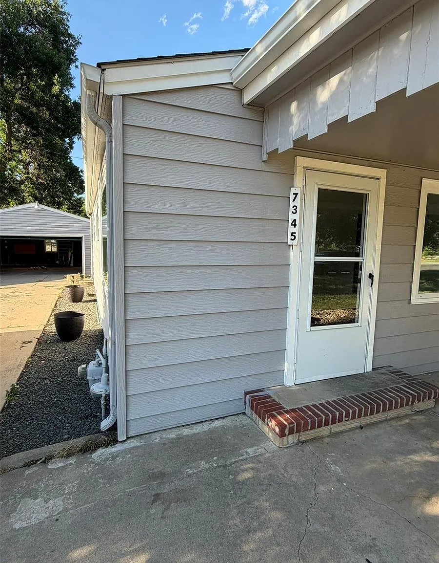 4 bed, 1.0 bath, 1575 sqft, $2,800 — Photo 2