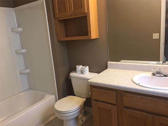 4th image of 818 SW Arrowhead Dr