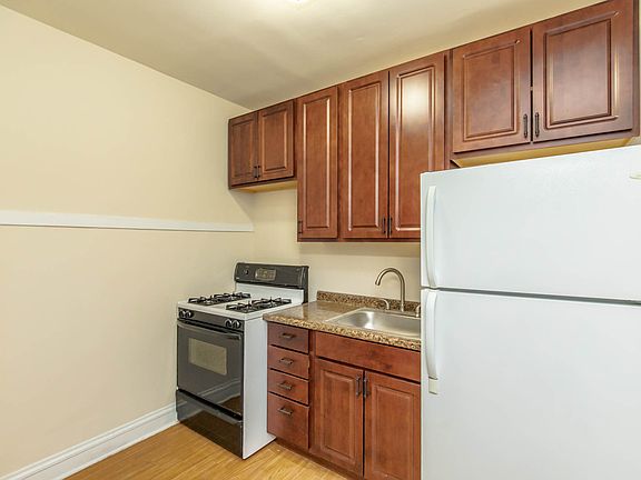 3rd image of 3244 S Oak Ave #1