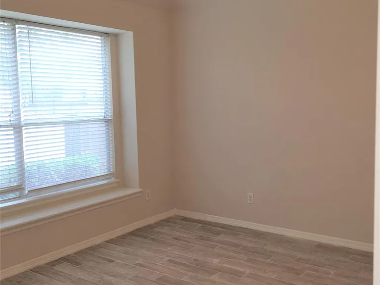 2214 Valley View Xing — Photo 19