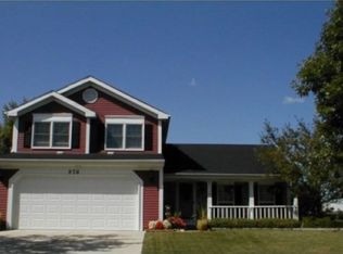 970 Hill Crest Dr, Carol Stream, IL 60188