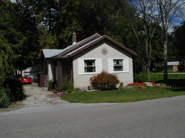 223 Hickory Dr, Troy, MI 48083