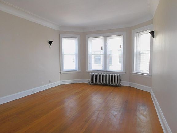 3rd image of 1918 W Morse Ave APT 2