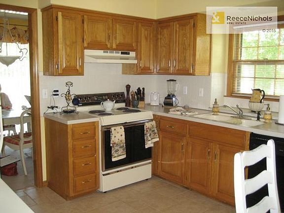 E-Z kitchen to work in, everything within reach!