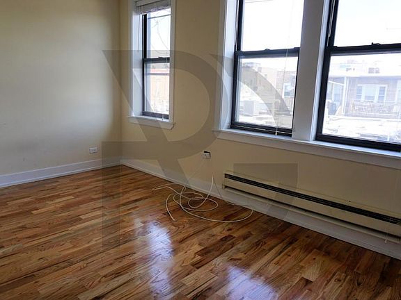3rd image of 818 W Diversey Pkwy #A818t