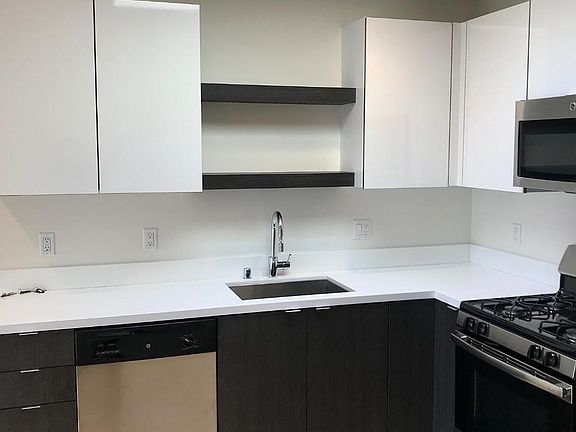 4th image of 520 9th St Unit 403