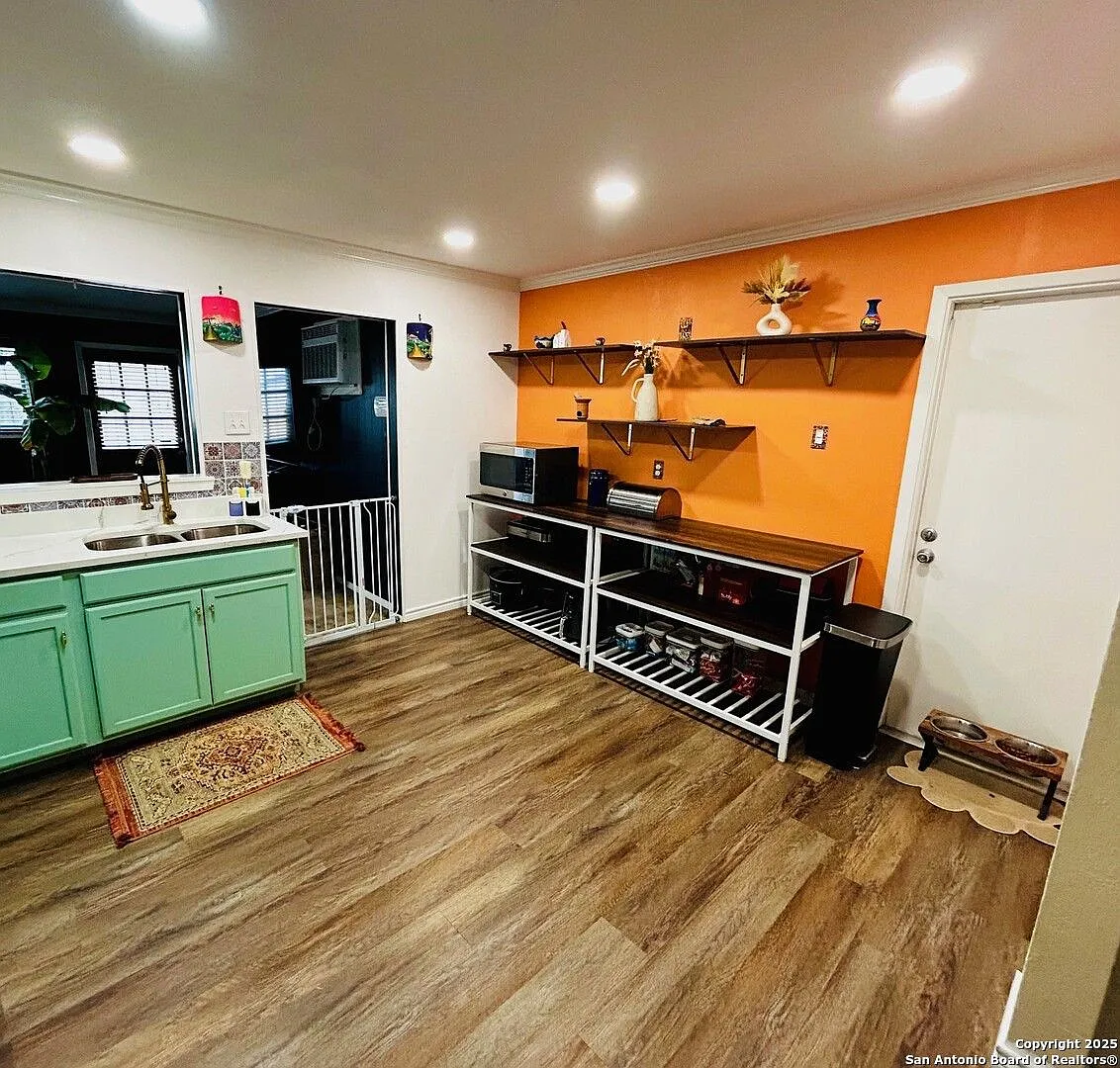 Charming 3 Bedrooms 2 Bathrooms House near I-37 and Downtown — Photo 3