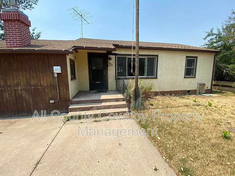 3 bed, 1.0 bath, 1138 sqft, $1,700 — Photo 2
