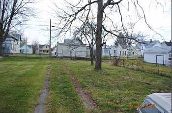 HUGE BACK YARD