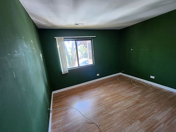 3rd image of 21W581 North Ave APT 47
