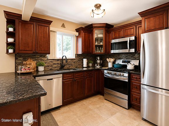 4th image of 38 Jamie Ln
