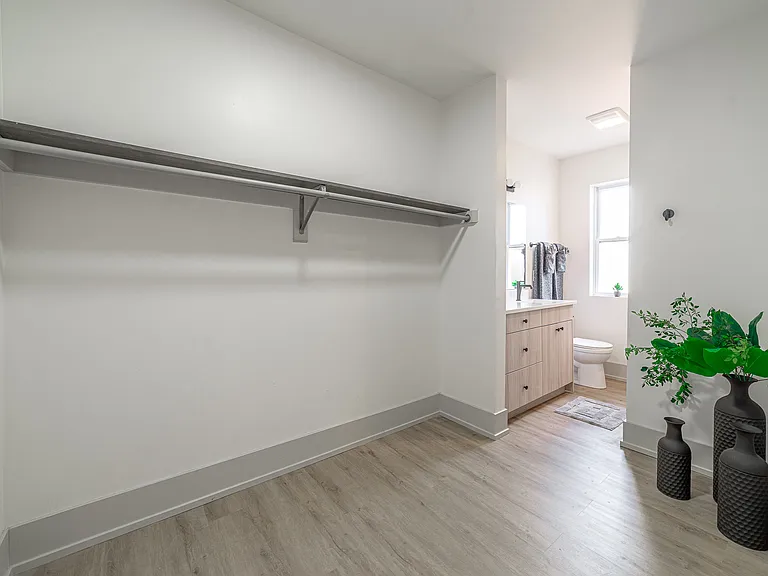 3546 N Southport Ave #204 — Photo 11