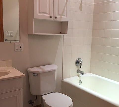 5th image of 1942 W Oakdale Ave #1