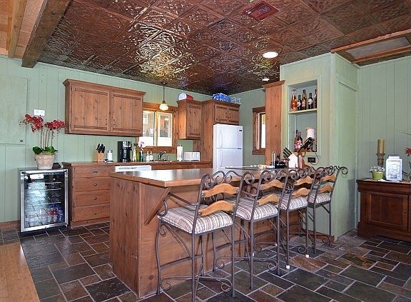 Guest house has kitchenette