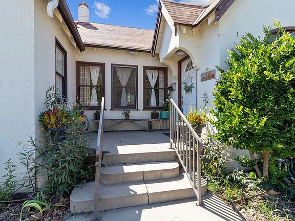 3rd image of 1221 N Calaveras St