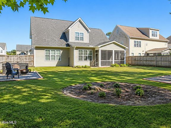 4th image of 585 W Craftsman Way