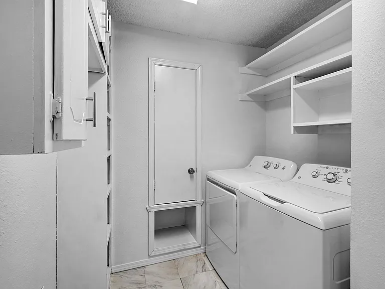 2306 Douglas St — Photo 23