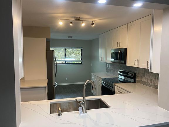 4th image of 15461 Pembridge Drive #305