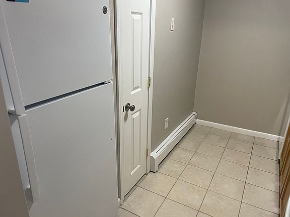 4th image of 383-435 Oaklawn Ave #114