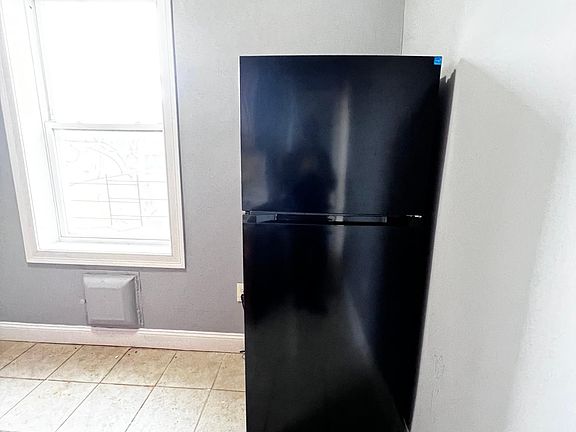 5th image of 928 21st St APT 23