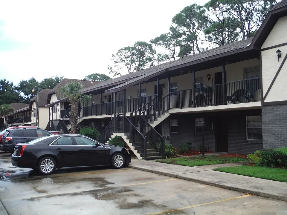 3035 Sir Hamilton Cir