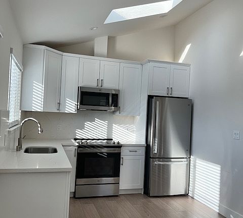 2nd image of 530 Jackson Ave #C