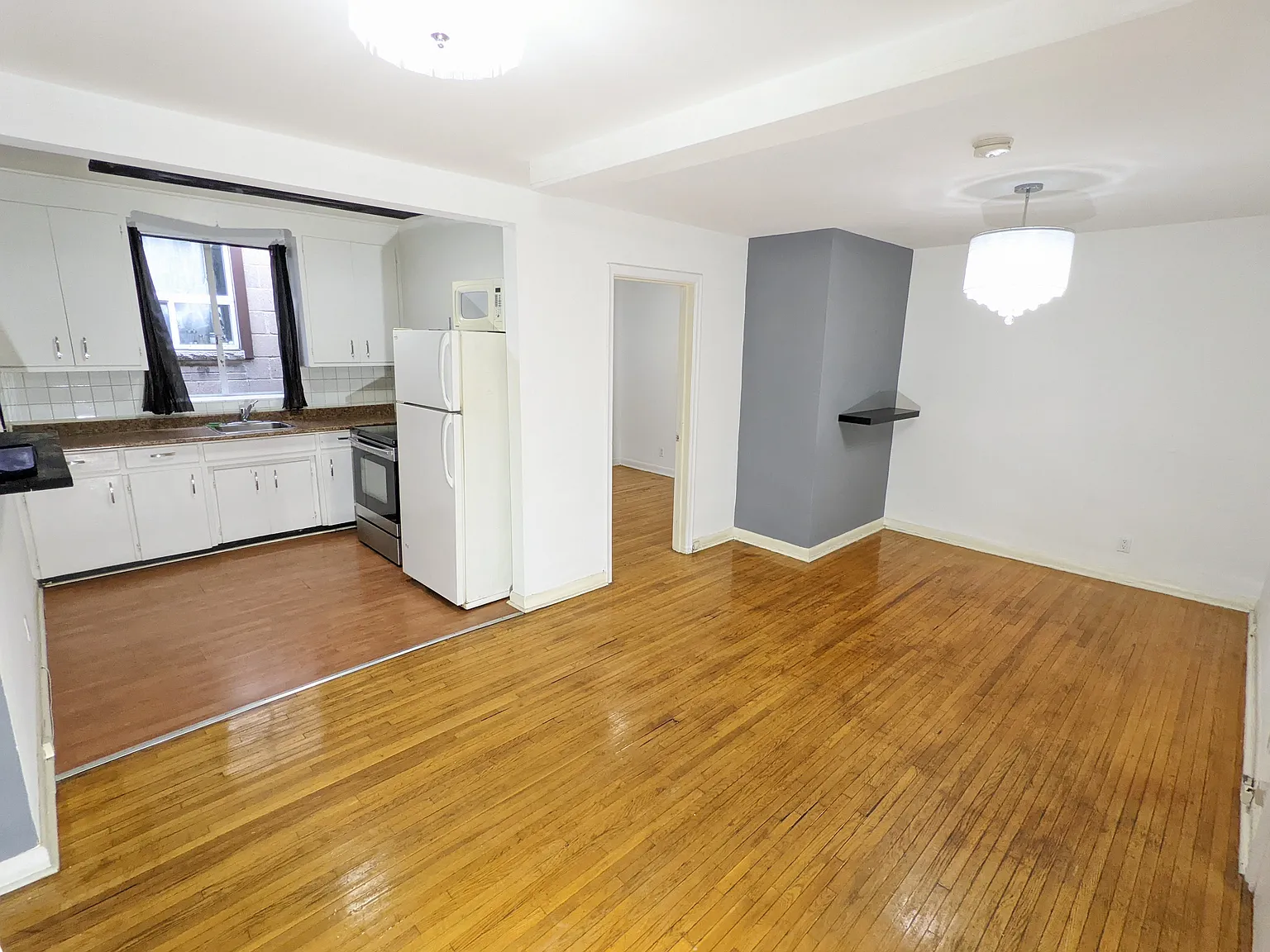 1476 Eglinton Avenue West Toronto — Photo 2