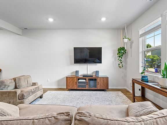 4th image of 876 N 18th Ave