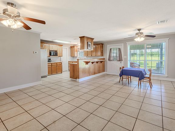 5th image of 132 Thomas Ln