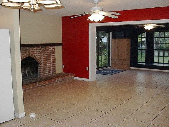 Fireplace in Livingrm.