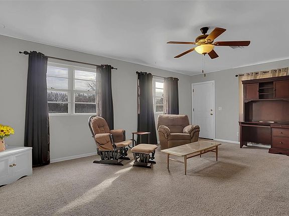 4th image of 302 S Highland Dr