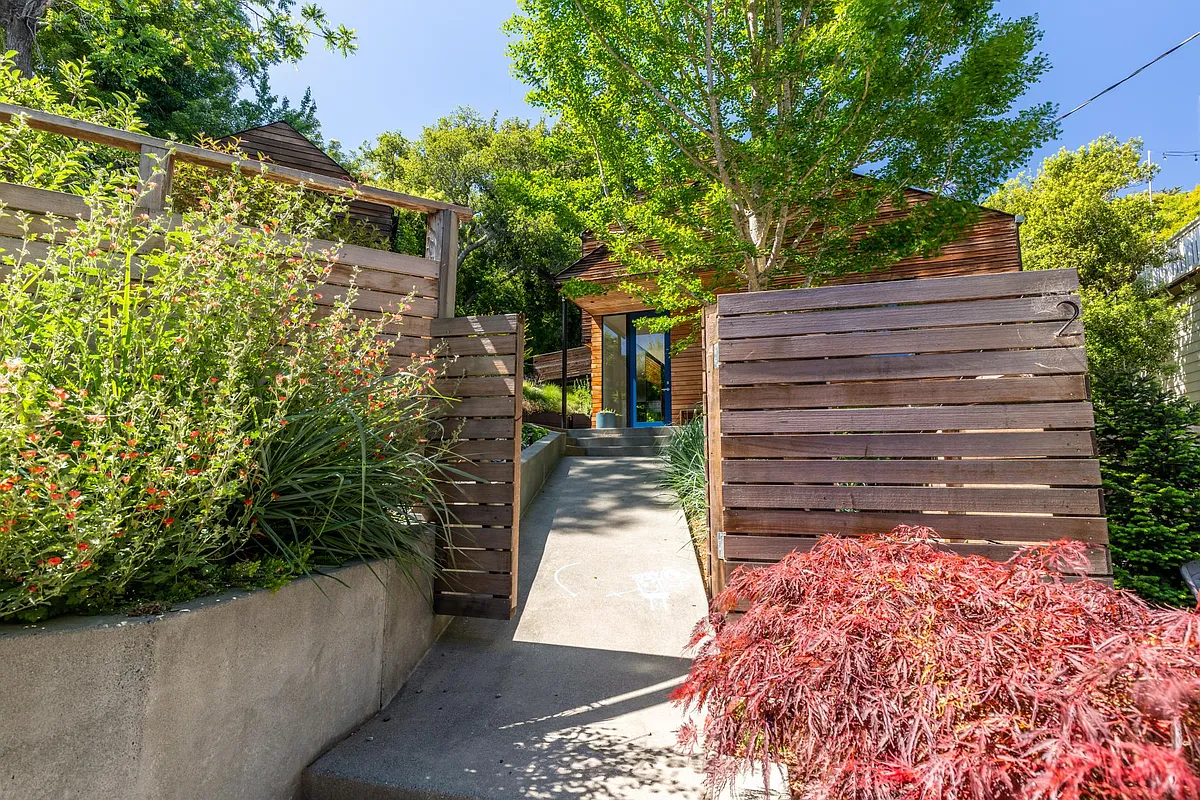 Front entrance through garden - 2 Oak St