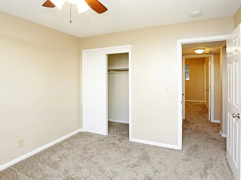 West Glen Apartments — Photo 9