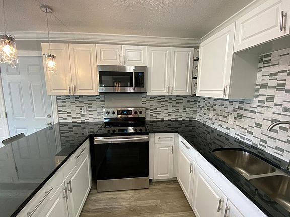 4th image of 1018 Amaros Ave
