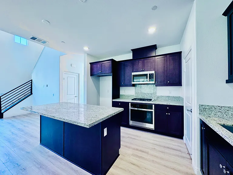 8729 Roving Pl — Photo 2