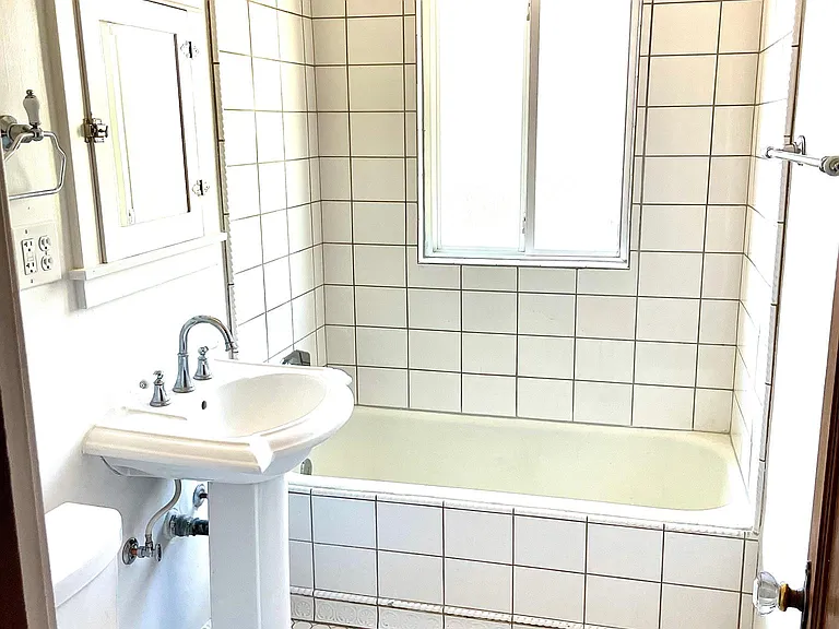 524 N Norton Ave — Photo 9