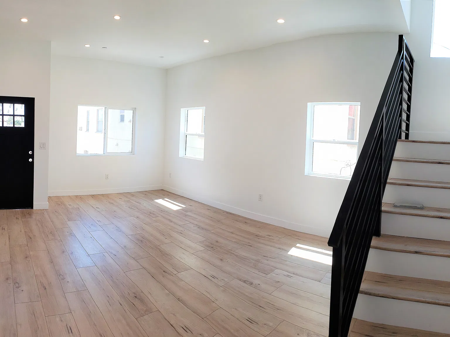3 bed, 2.5 bath, 1800 sqft, $4,350 — Photo 2