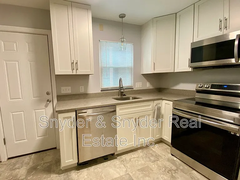 1093 N Main St — Photo 6