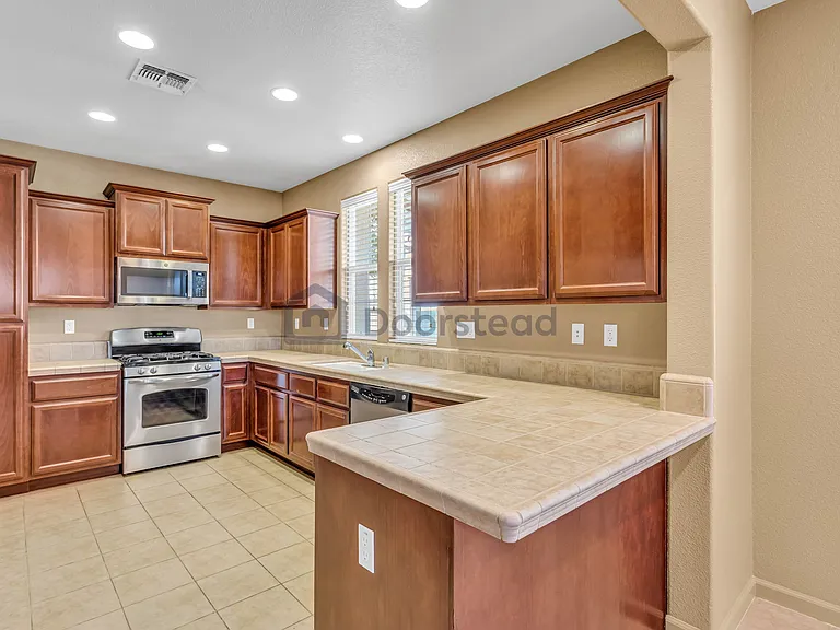 104 Barnhill Dr — Photo 4