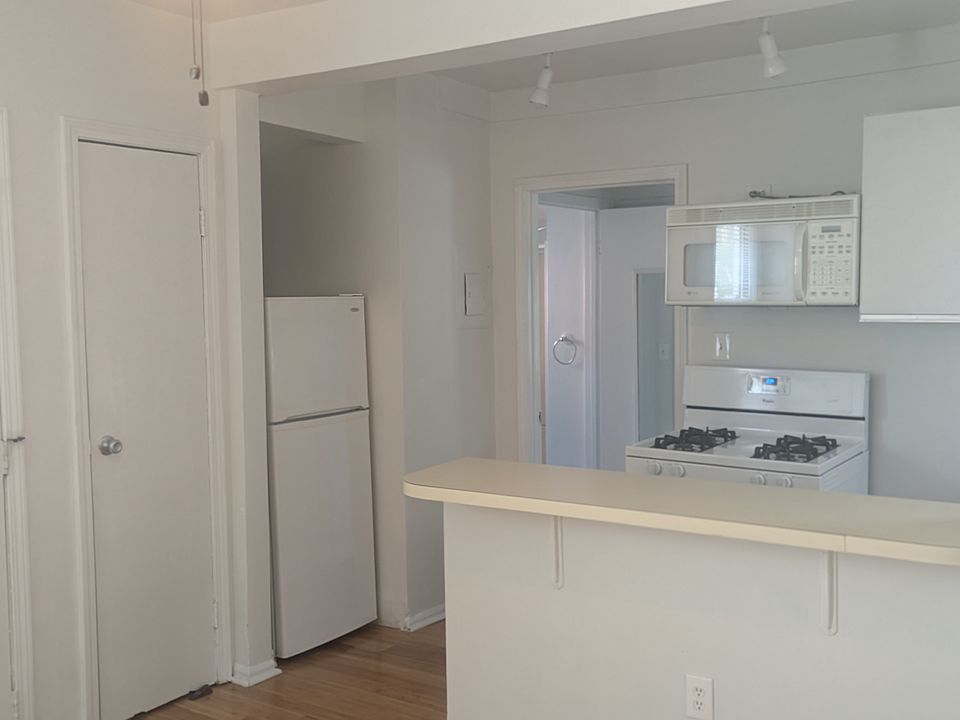 624 E Eleven Mile Rd Apt 6, photo 2