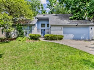 3195 Green Oaks Dr, West Bloomfield, MI