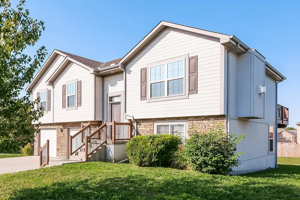 5 bed, 3.0 bath, 1942 sqft, $2,355 — Photo 4