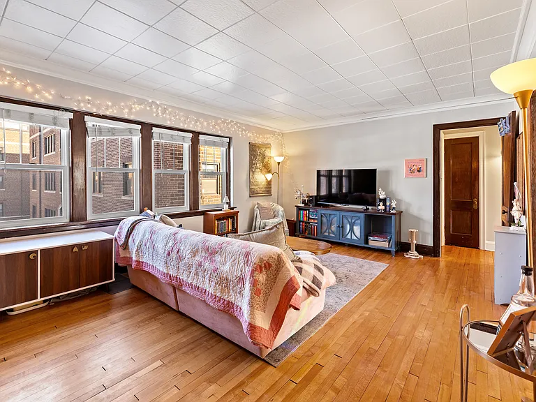 Oxford Apartments — Photo 18