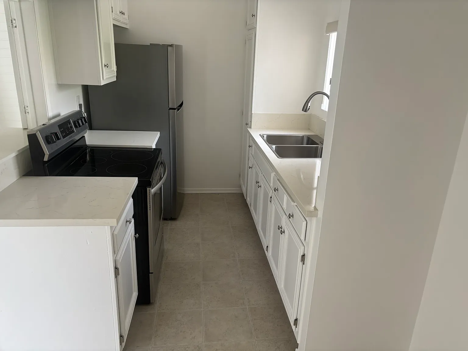 1422 Kelton Ave — Photo 4
