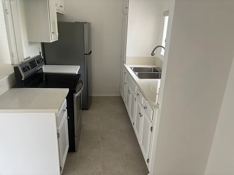 1422 Kelton Ave — Photo 4